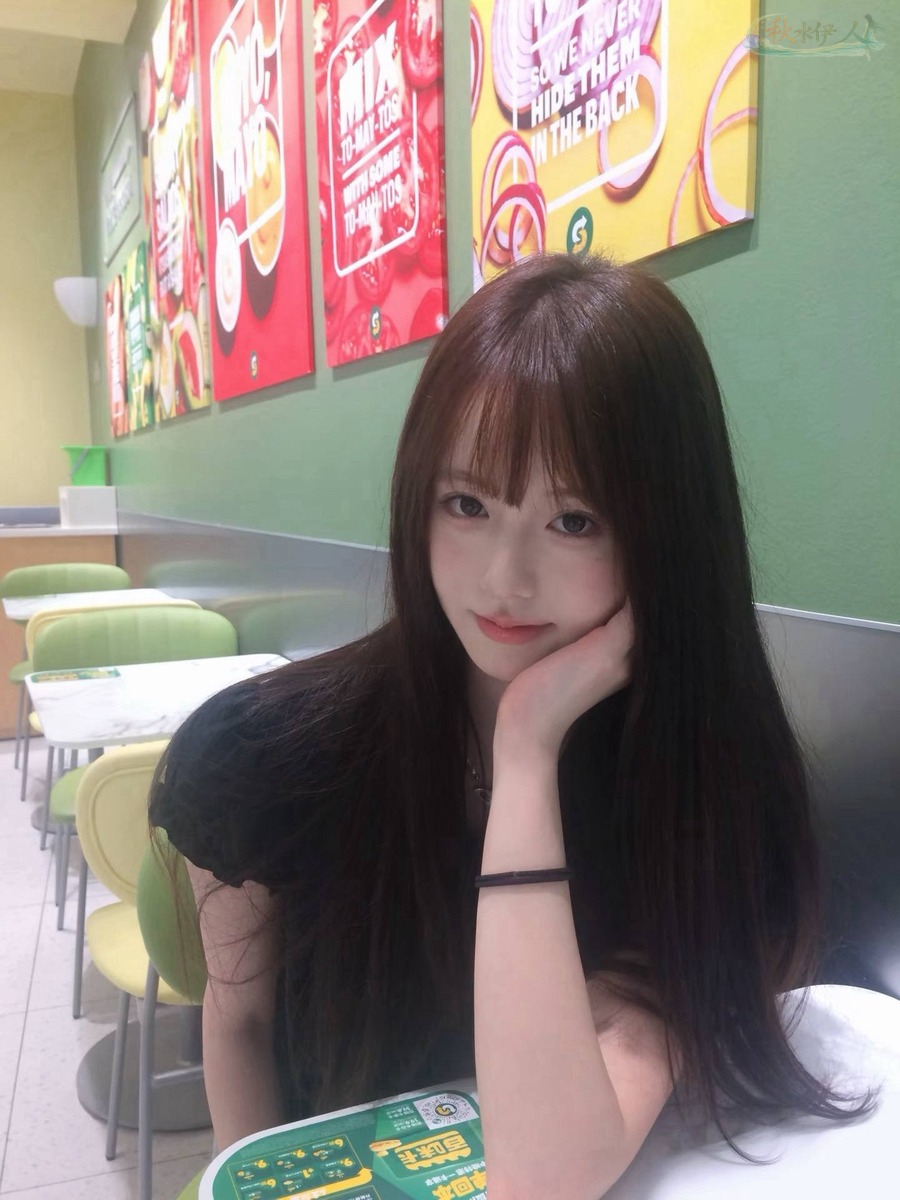 上海清纯甜妹校园风写真