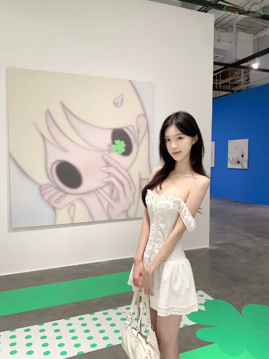 上海纯欲系清纯女模特长腿写真