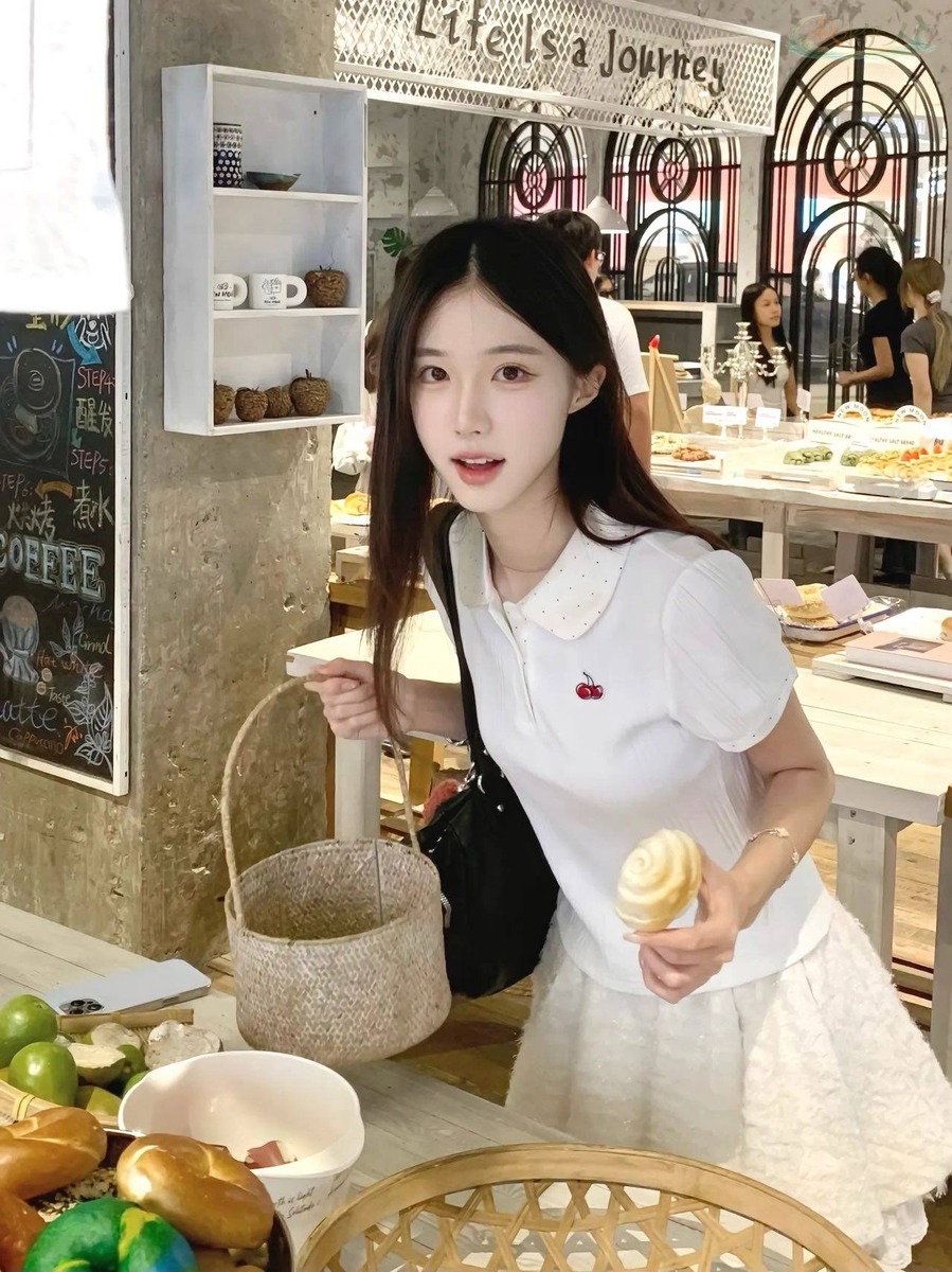 上海皮肤白皙九头身模特高清美图