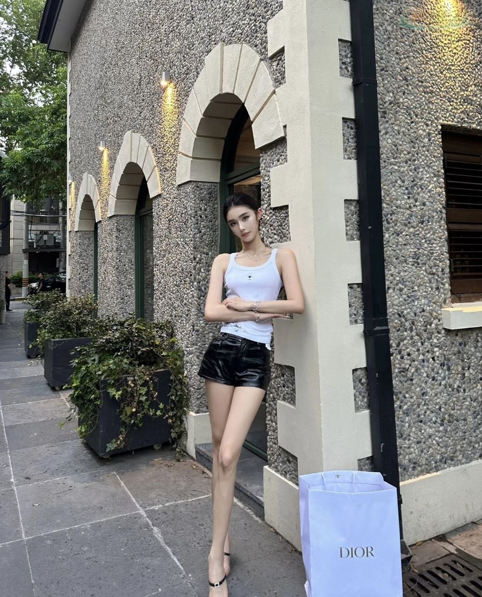 南京清纯御姐模特温柔笑容