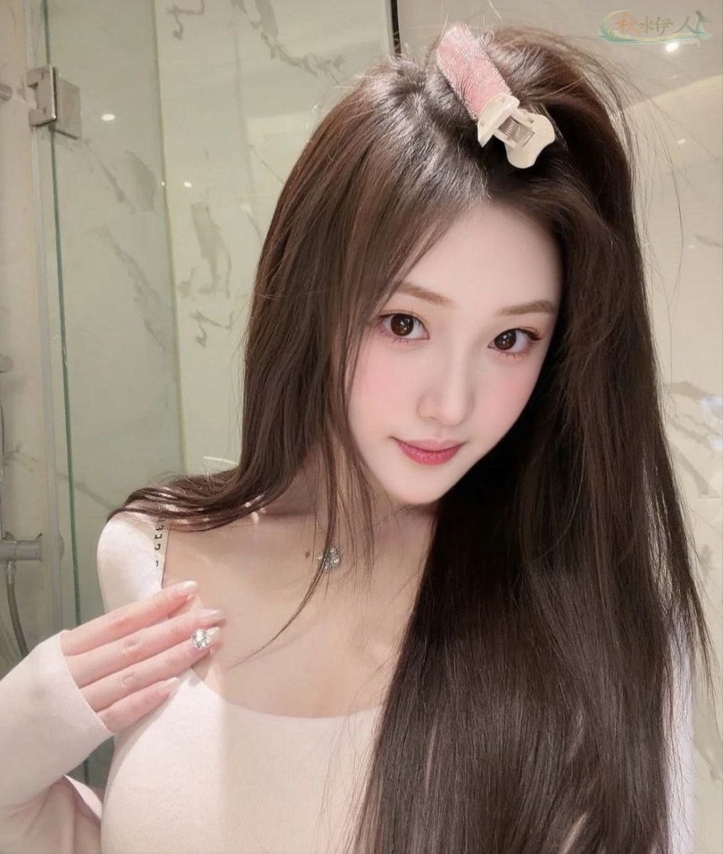 南京童颜美胸模特生活自拍写真
