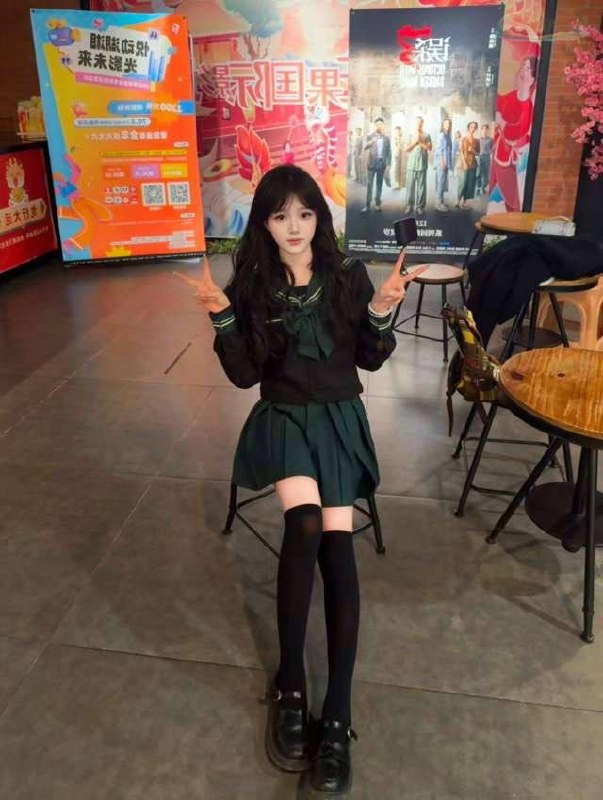 深圳娇小模特白皙肌肤美图