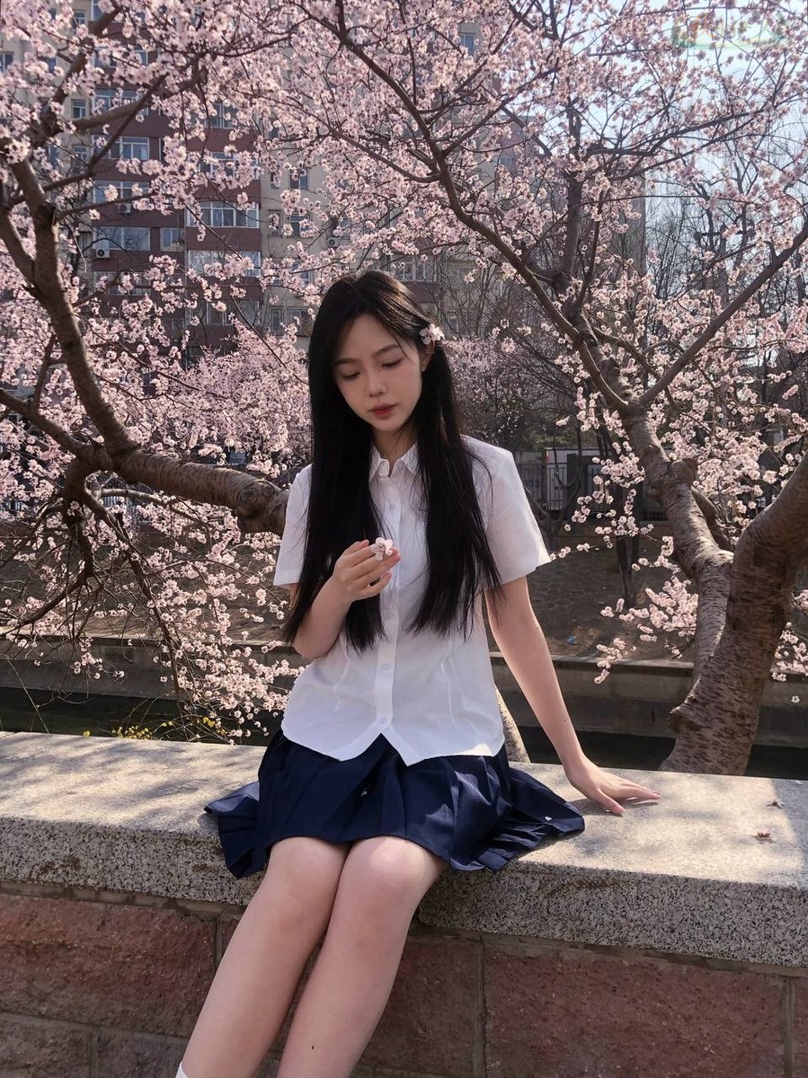 深圳白瘦粉白皮女生 气质模特街拍