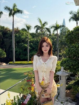 深圳冷白皮妈生脸少女生活私照