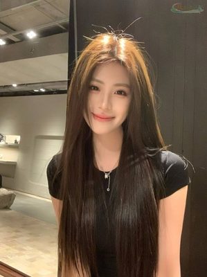 上海清纯长腿模特牛奶肌街拍