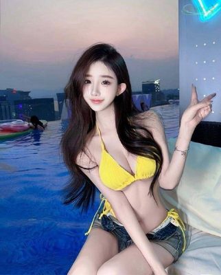 北京 | 19岁纯欲校花，学生气与镜头感的双面少女