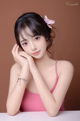 深圳童颜巨乳模特幼态脸写真