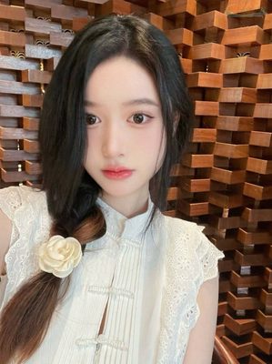 上海粉白肌蜜桃臀模特正面写真
