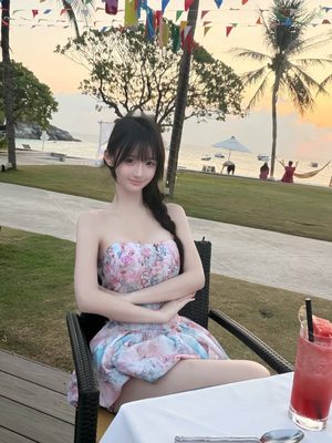 上海冷白皮气质模特街拍