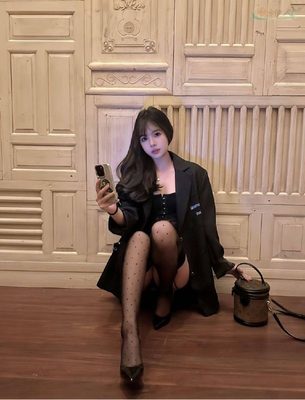 广州 | 慵懒风丝袜模特，眼眸里藏着故事