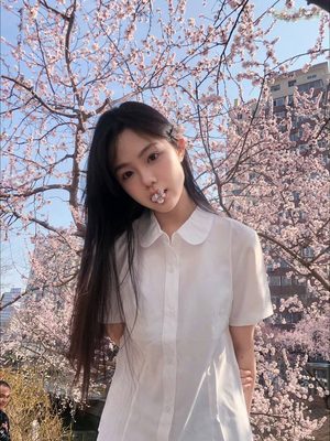 深圳白瘦清纯模特写真 粉白皮少女